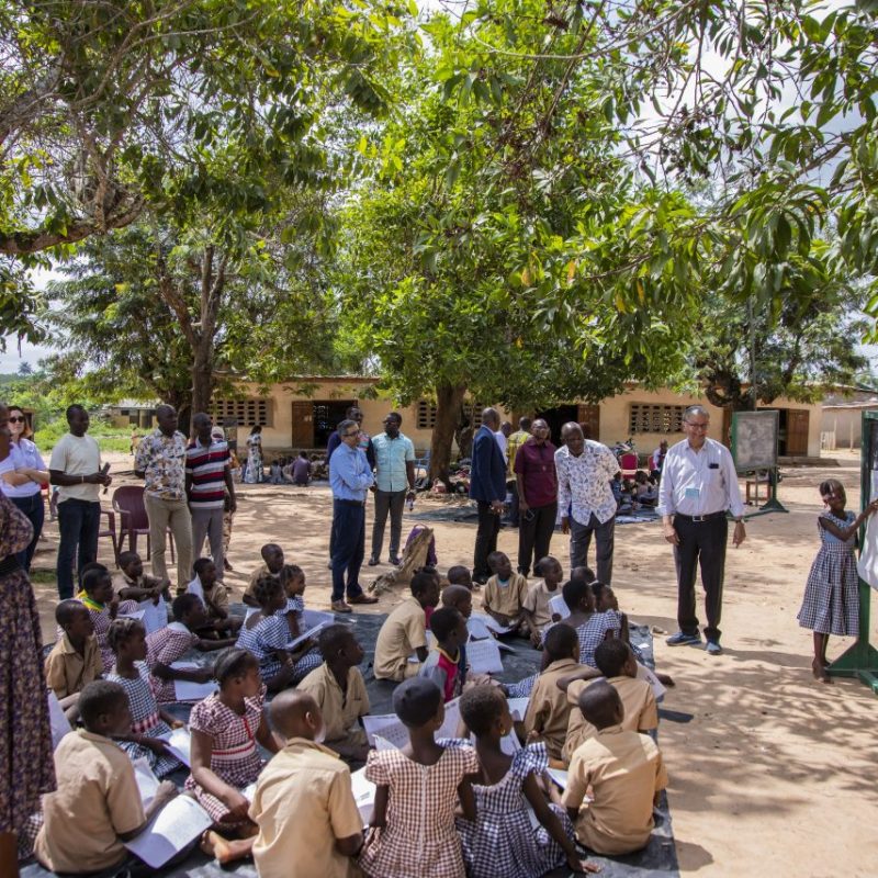 Board-members-observing-a-PEC-classroom-in-2eme-ecole-school-in-Soubre.-1-1280×854 TaRL Africa